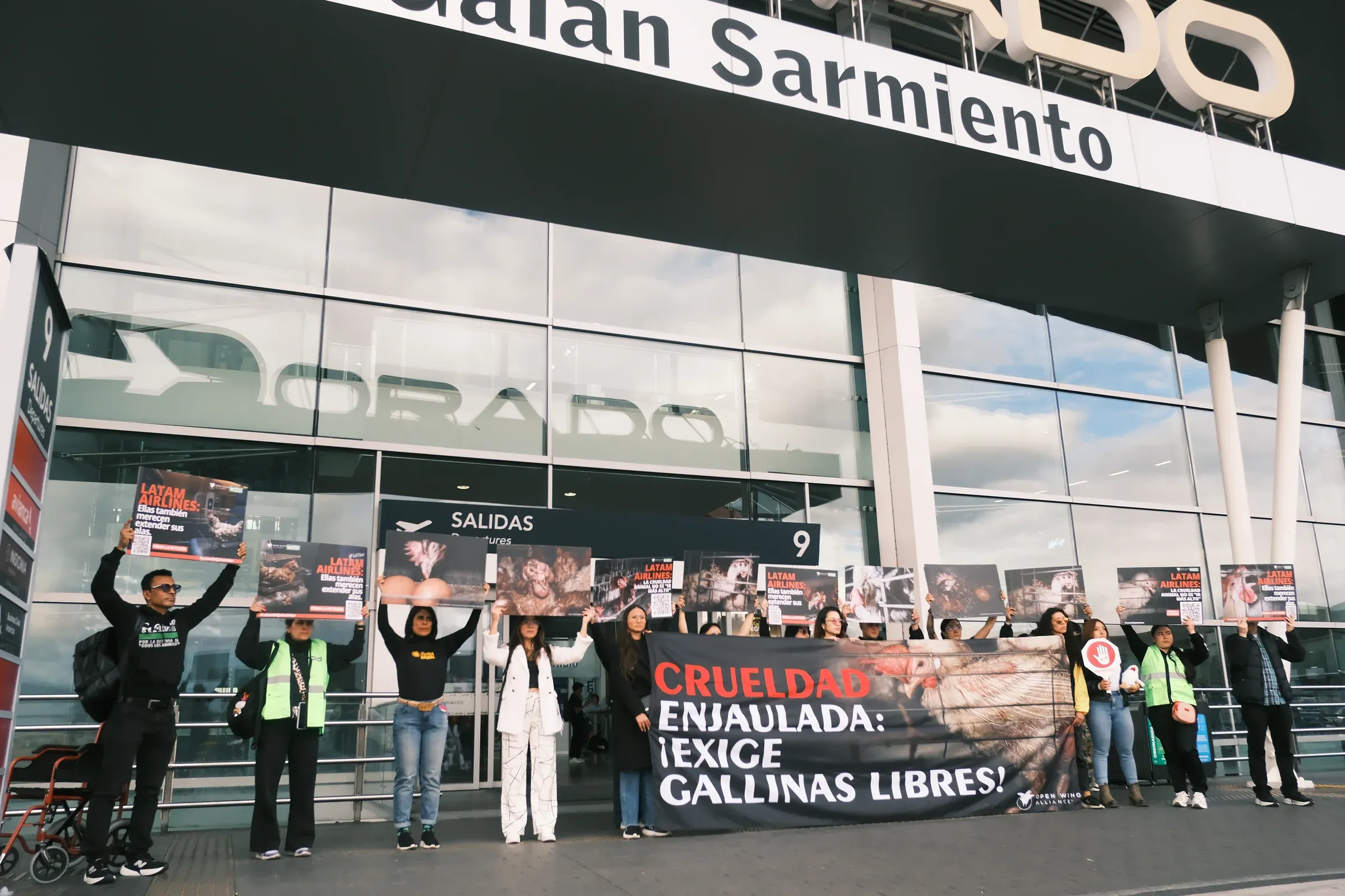 Activistas en el Aeropuerto El Dorado pidiendo a LATAM Airlines un compromiso libre de jaulas.