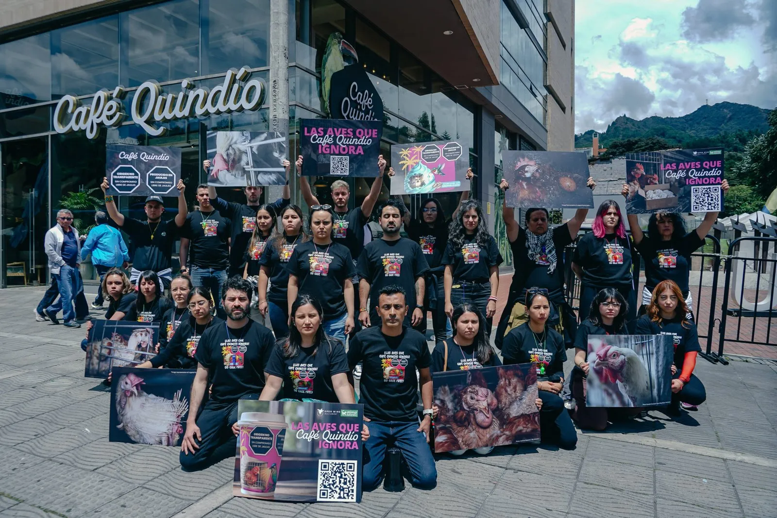Voluntarios de Colombia Sin Jaulas en un plantón